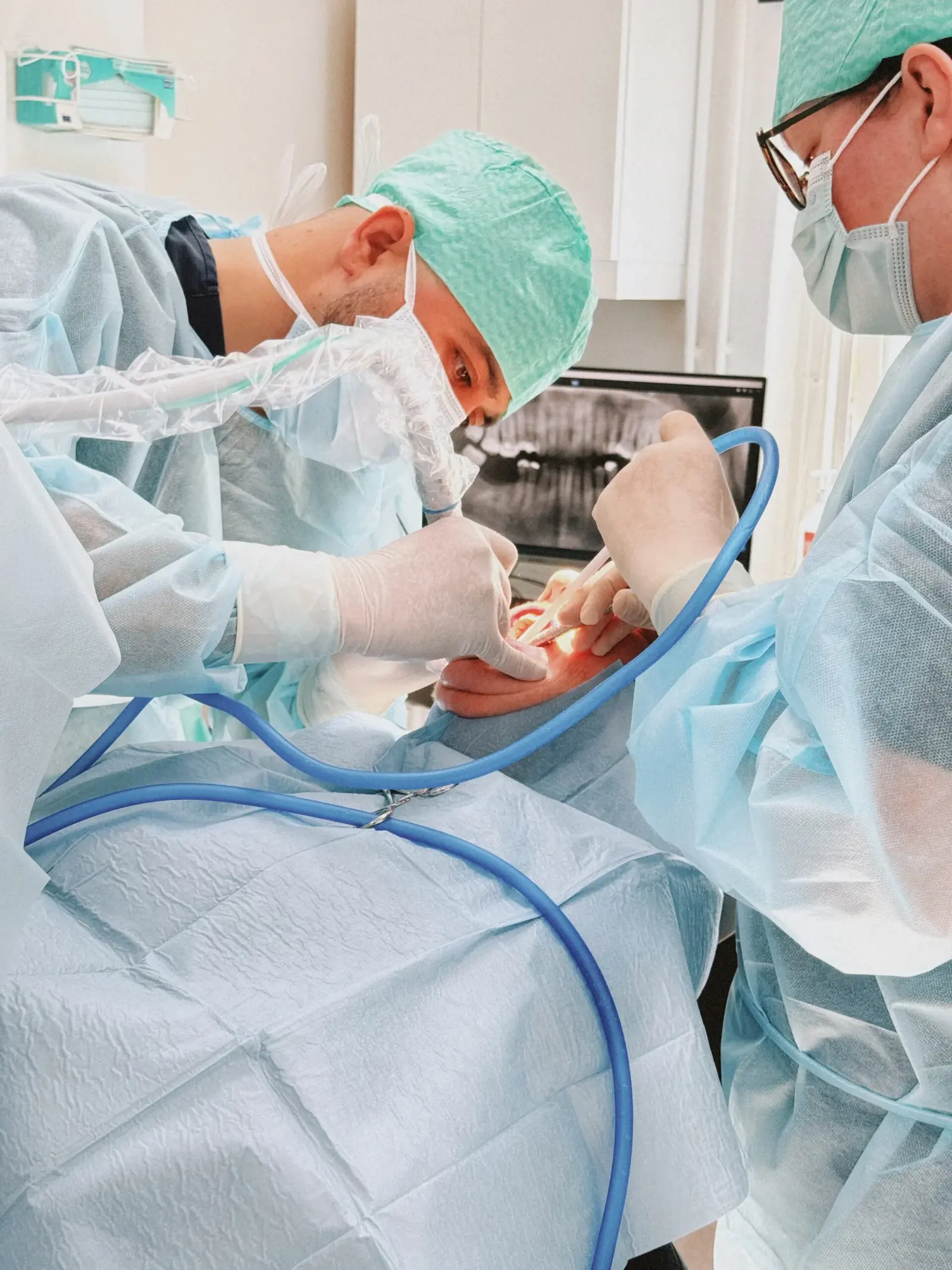 Tandläkare utför en implantatbehandling på Kinna Tandhälsa